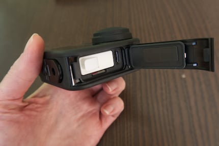 Unter der Gehäuseabdeckung finden der microSD-Kartenslot, der USB-C-Anschluss und der Akku Platz.