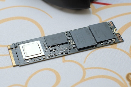 Links der Controller, in der Mitte der DRAM-Cache und rechts die zwei NAND-Speicherbausteine.