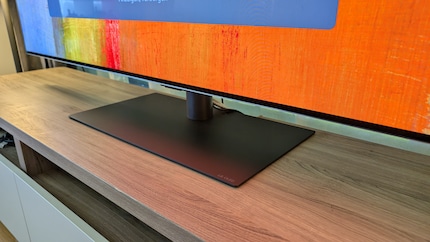 Der ultraflache Standfuss wirkt beinahe unsichtbar. Vor allem, wenn man einfach eine Soundbar draufstellt.