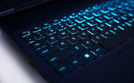 In «stealth mode», the keyboard backlight switches to white.