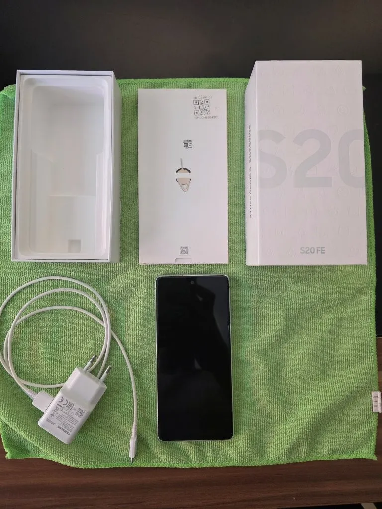 Image du produit Samsung Galaxy S20 FE (128 Go, Cloud White, 6.50", Double SIM hybride, 12 Mpx, 4G)