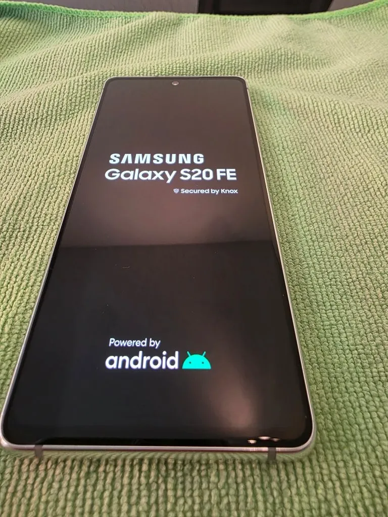 Image du produit Samsung Galaxy S20 FE (128 Go, Cloud White, 6.50", Double SIM hybride, 12 Mpx, 4G)