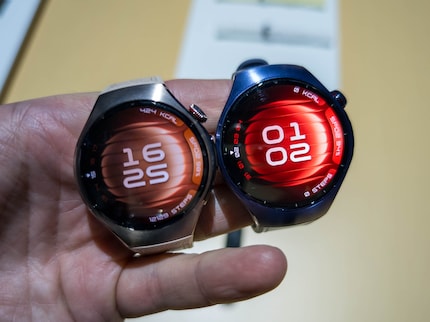 Die 42-mm-Version der Watch 5 (links) im Vergleich mit der 46-mm-Variante.