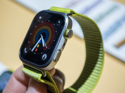 Krone und Taste an der Seite der Watch Fit 4 Pro.