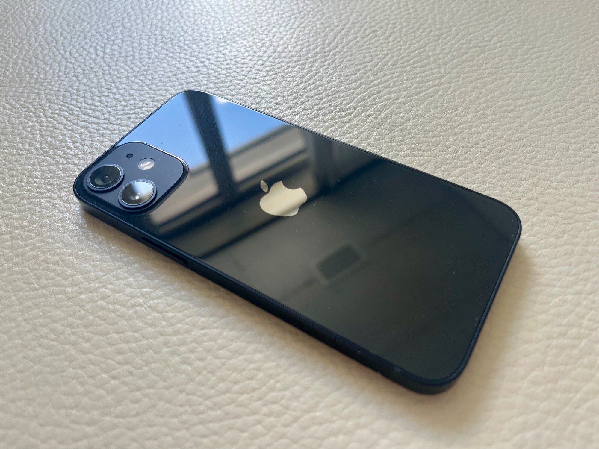 Produktbild Apple iPhone 12 mini (128 GB, Black, 5.40", SIM + eSIM, 12 Mpx, 5G)