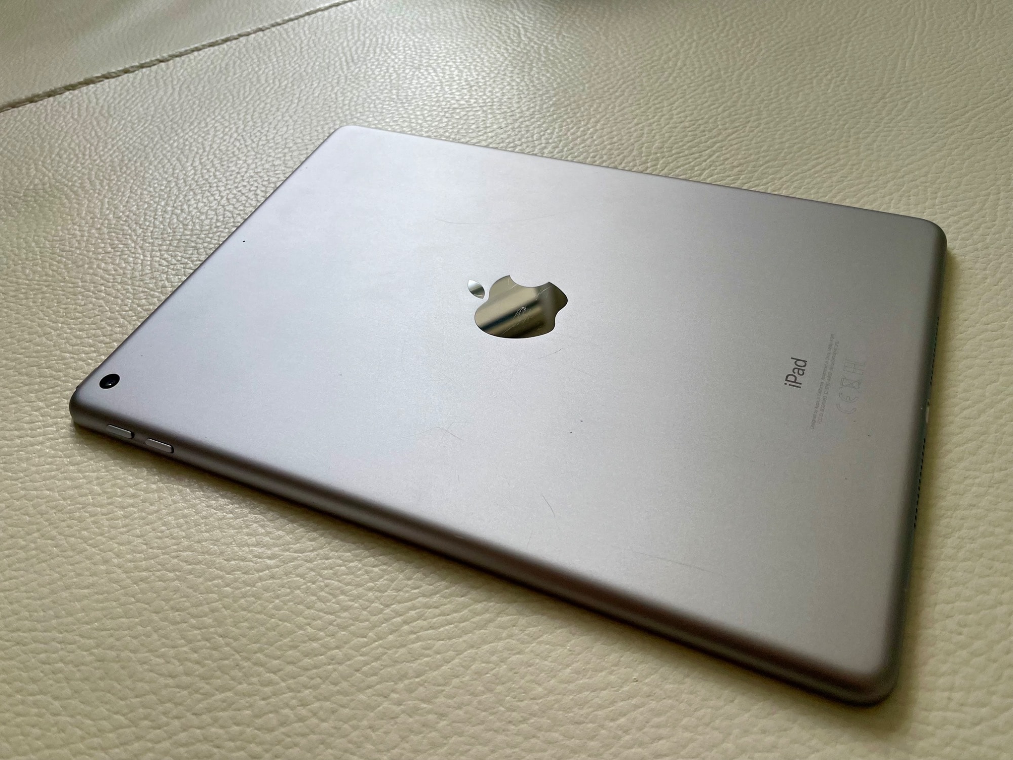 Image du produit Apple iPad (2018) (WLAN uniquement, 9.70", 32 Go, Gris sidéral)