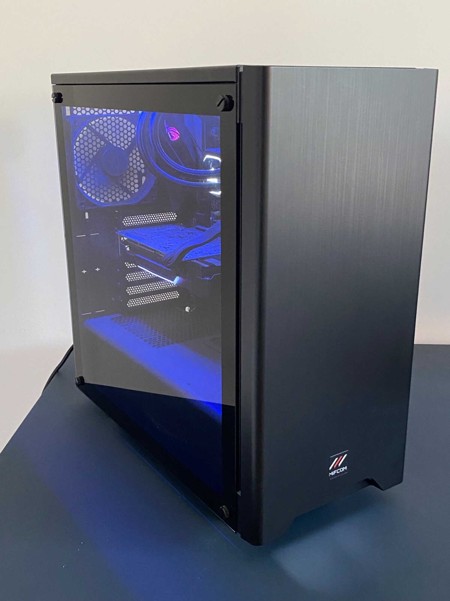 Produktbild Mifcom Savage (Intel Core i7-9700K, 16 GB, 500 GB, GeForce RTX 2070 Super)