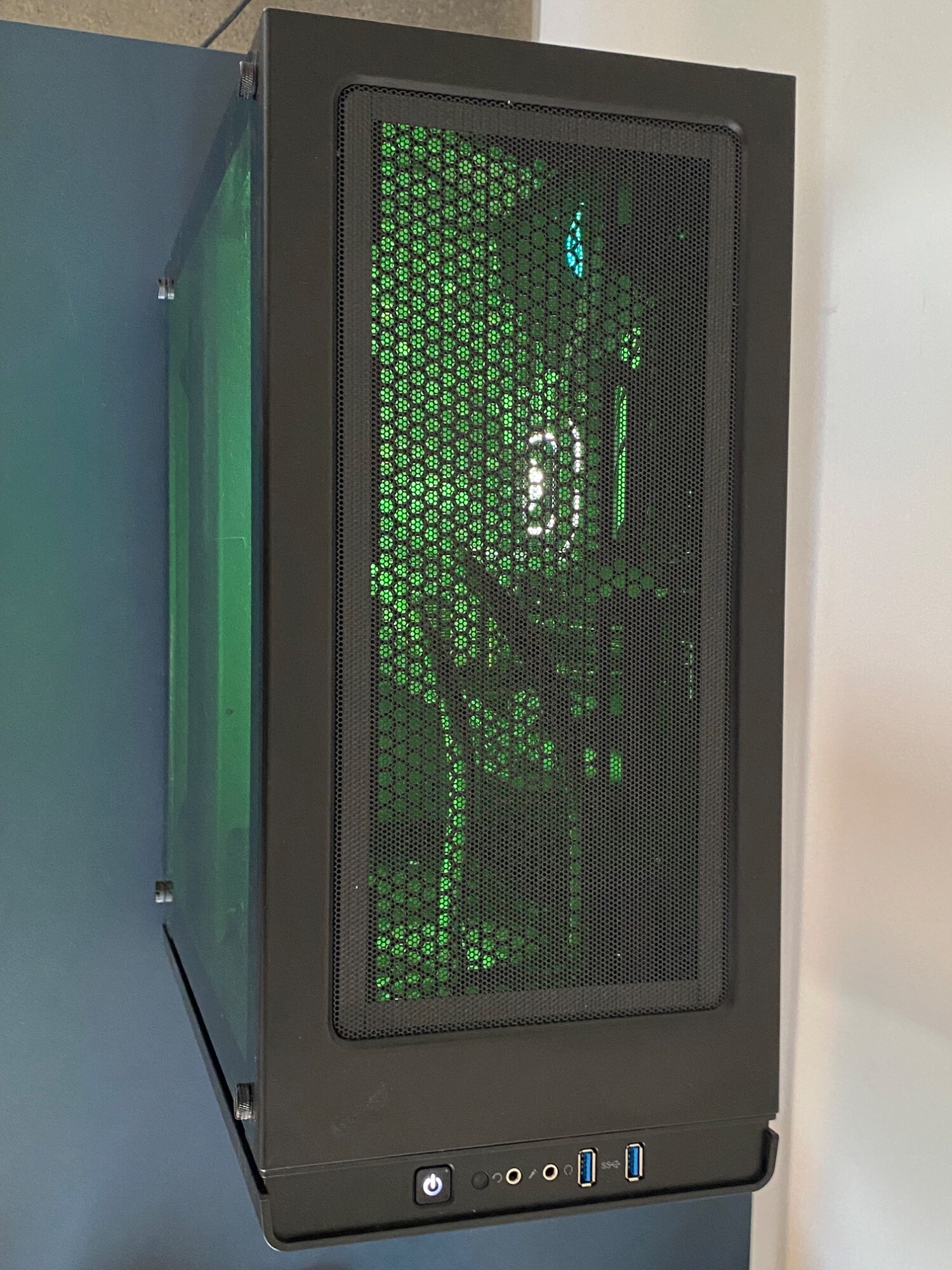 Produktbild Mifcom Savage (Intel Core i7-9700K, 16 GB, 500 GB, GeForce RTX 2070 Super)