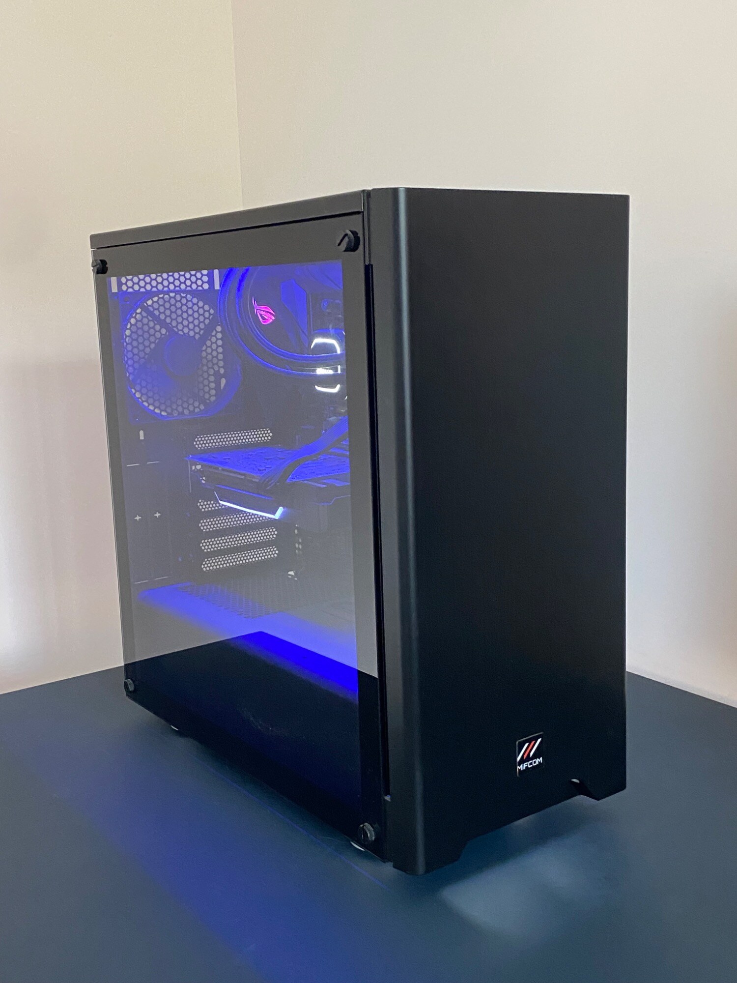 Produktbild Mifcom Savage (Intel Core i7-9700K, 16 GB, 500 GB, GeForce RTX 2070 Super)
