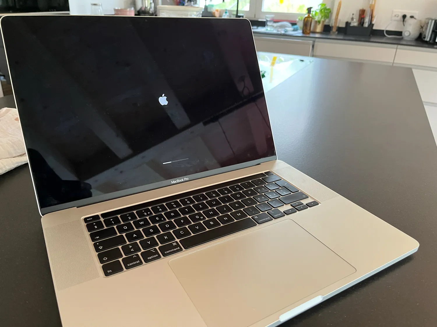 Produktbild Apple MacBook Pro – 2019 (16", Intel Core i9-9980HK, 64 GB, 1000 GB, CH)