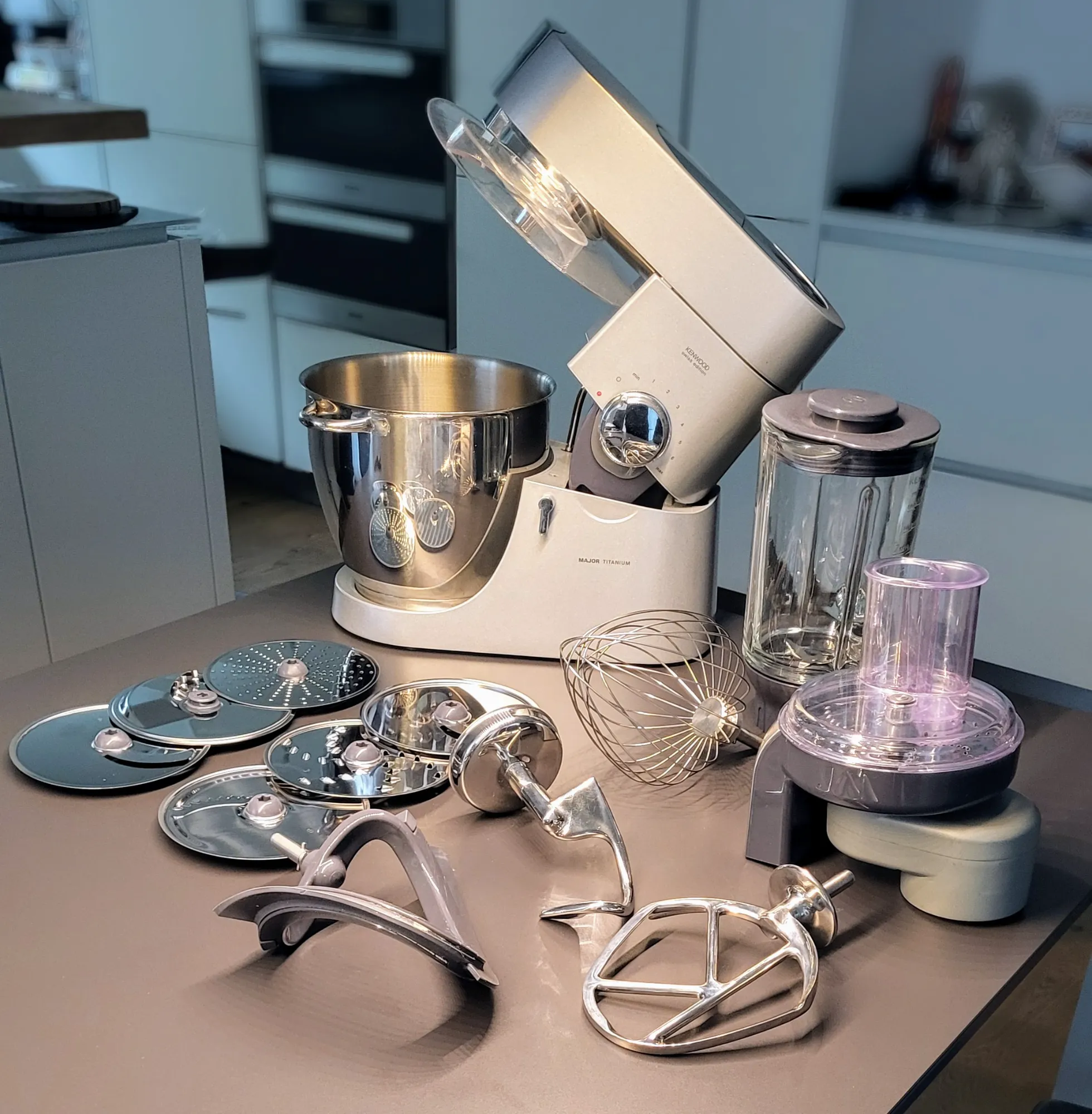 Produktbild Kenwood Major KMT166 Titanium, swiss edition, Multipack (1500 W)