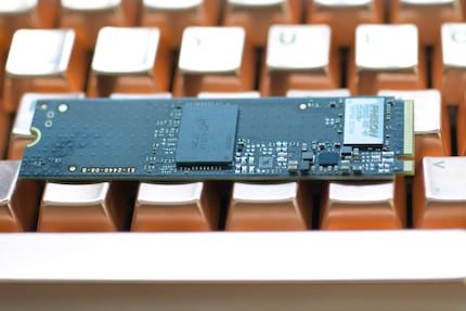 Rechts der Controller, links der NAND-Speicherbaustein.
