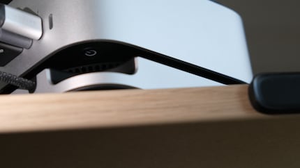 Wer den Mac Mini am Morgen per Knopfdruck aufwecken will, wird an dieser Aussparung des Satechi-Hub viel Freude haben.