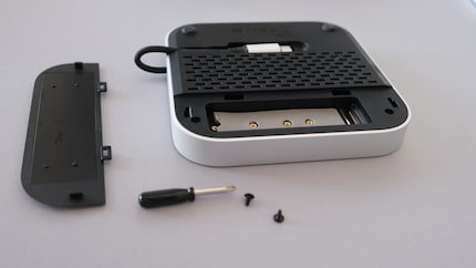 Das Fach für die SSD befindet sich auf der Unterseite des Hubs. Schrauben und Mini-Schraubenzieher sind dabei.