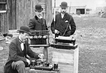 1897: Ingenieure der britischen Post inspizieren Marconis Anlage, mit der die erste drahtlose Übermittlung übers Meer gelang.