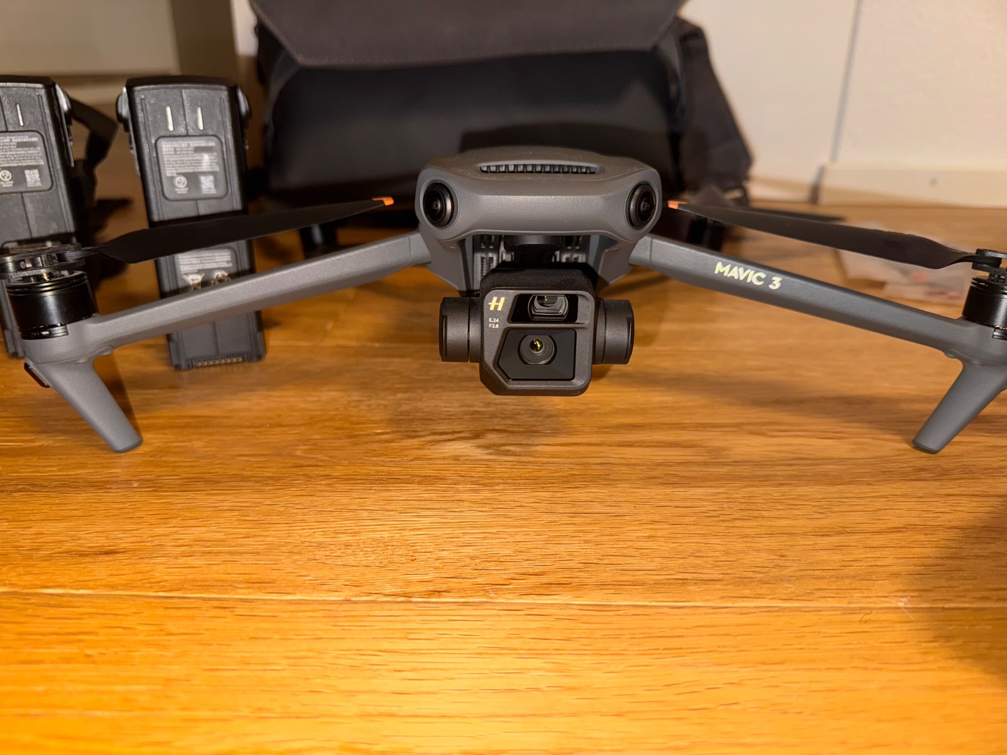 Produktbild DJI Mavic 3 Fly More Combo (46 min, 895 g, 20 Mpx)