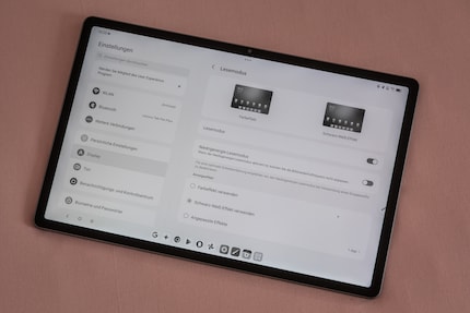 Zum Lesen bietet Lenovo in der Software einige Einstellungen, wie den Schwarz-Weiss-Modus.