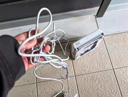 Ein Kabelsalat ist beim Mini mit Stromkabel und Sicherungsseil vorprogrammiert.