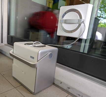 Der Omni hat eine Basisstation mit grossem Akku. Ein Stromkabel zur Steckdose braucht es nicht.