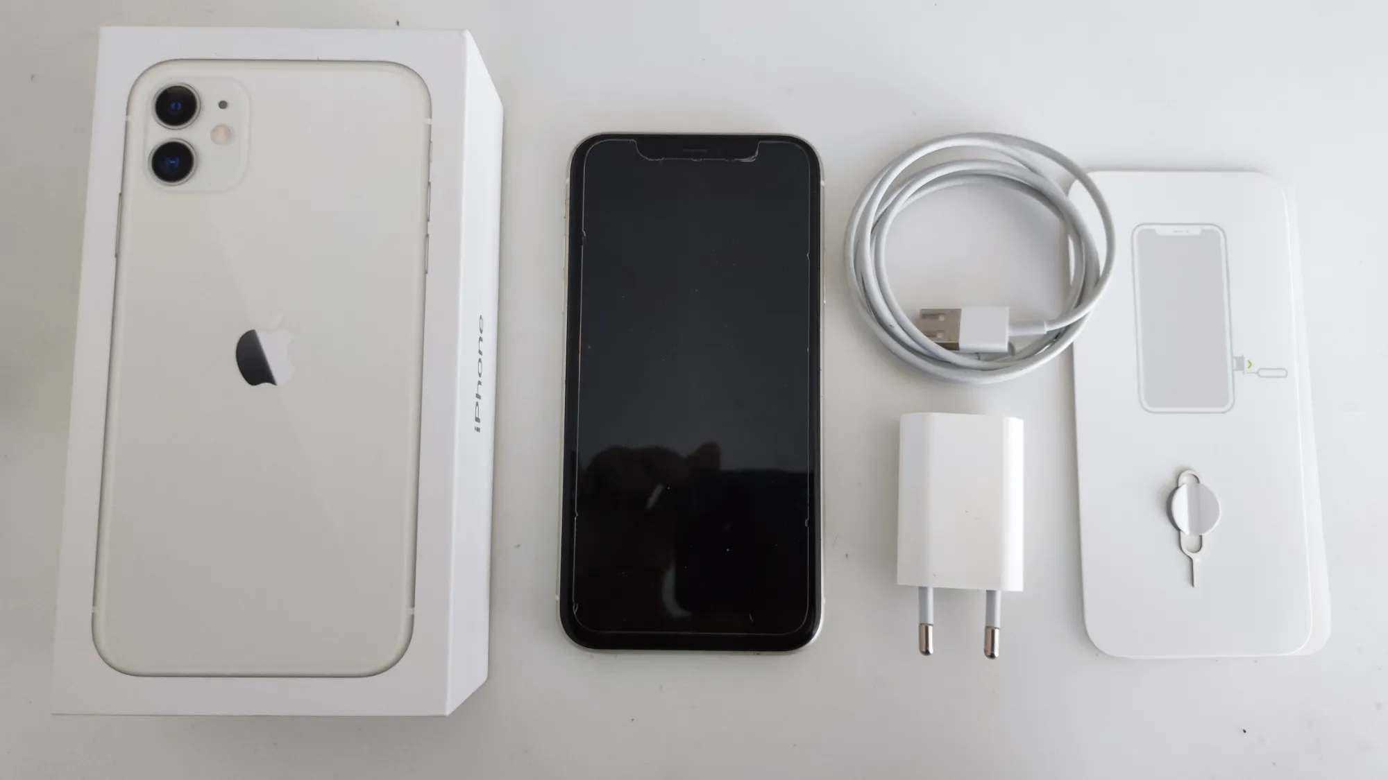 Produktbild Apple iPhone 11 (64 GB, White, 6.10", SIM + eSIM, 12 Mpx, 4G)