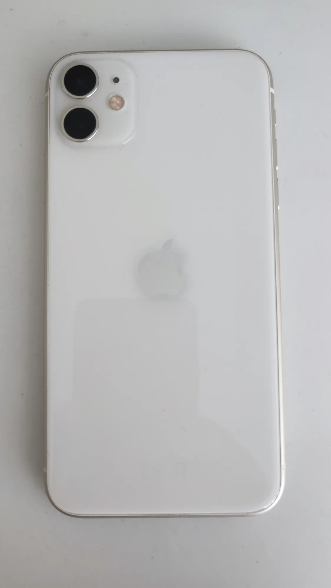 Produktbild Apple iPhone 11 (64 GB, White, 6.10", SIM + eSIM, 12 Mpx, 4G)