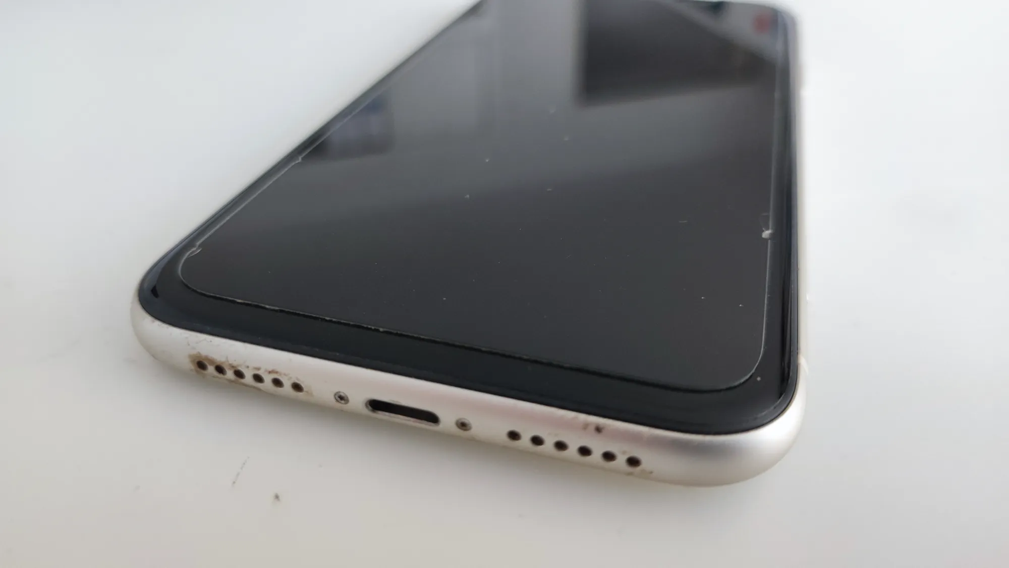 Produktbild Apple iPhone 11 (64 GB, White, 6.10", SIM + eSIM, 12 Mpx, 4G)