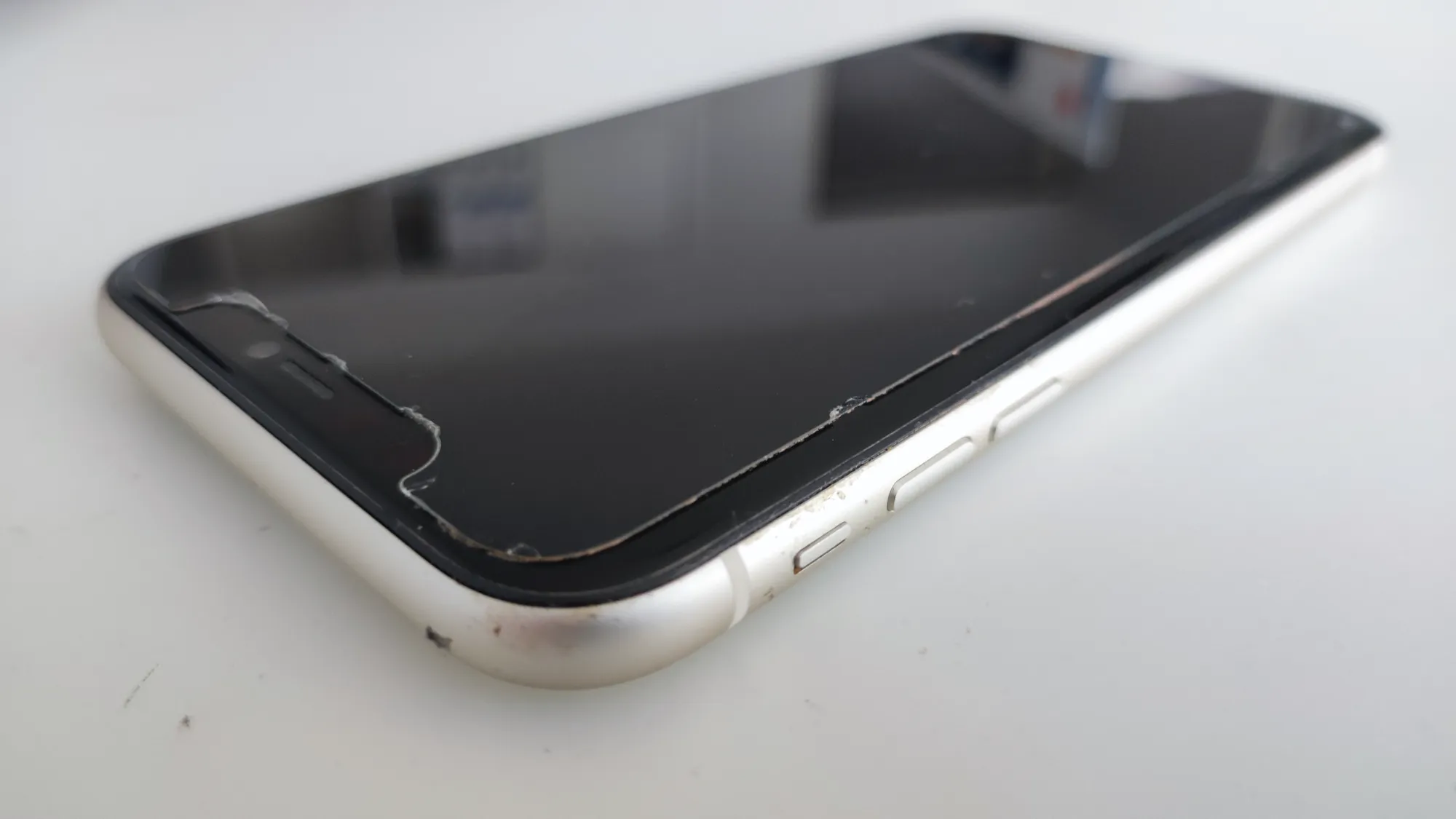 Produktbild Apple iPhone 11 (64 GB, White, 6.10", SIM + eSIM, 12 Mpx, 4G)
