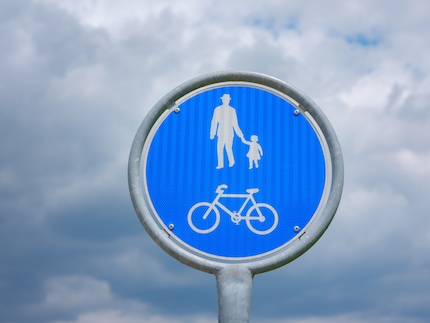 Das Velo-Symbol gilt auch für alle E-Bikes, E-Trottis und E-Roller der Kategorie Leicht-Motorfahrräder.