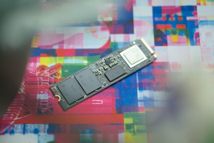 Links die zwei NAND-Speicherbausteine, in der Mitte der DRAM-Cache und rechts der Controller.