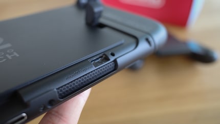 Gut versteckt: Der SD-Card-Slot befindet sich unter dem Ständer.