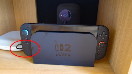 Praktisch – so kann ich die Kamera für immer eingesteckt lassen und meine Switch ohne Gefummel aus dem Dock entfernen. Die USB-A-Slots befinden sich hinten am Dock bei der rot markierten Stelle.