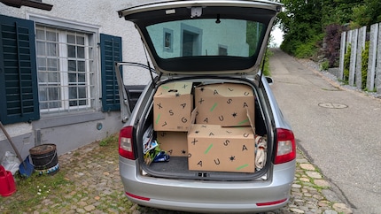Erst warten die Filme zusammengepfercht im Kofferraum auf den Transport, … 