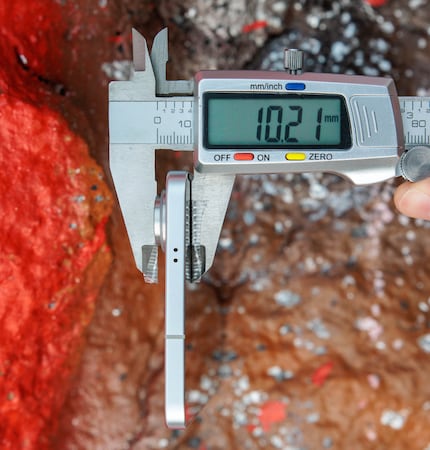 Streng genommen misst das S25 Edge bis zu 10,2 Millimeter dick. Im Vergleich ist das aber immer noch dünn.