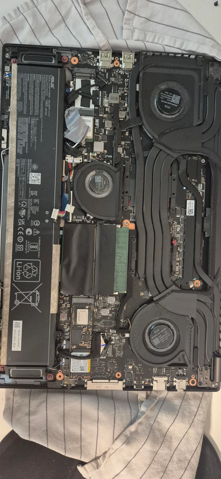 Produktbild ASUS ROG Flow X16 (16", AMD Ryzen 9 6900HS, 16 GB, 1000 GB, CH)
