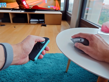 Joy-Con a sinistra e mouse a destra. Perfetto.