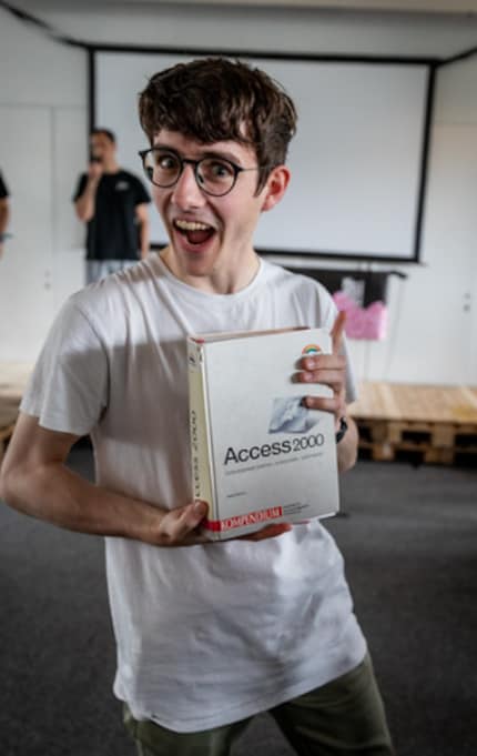 Das alte Handbuch ist ein heiss begehrter Wanderpokal.