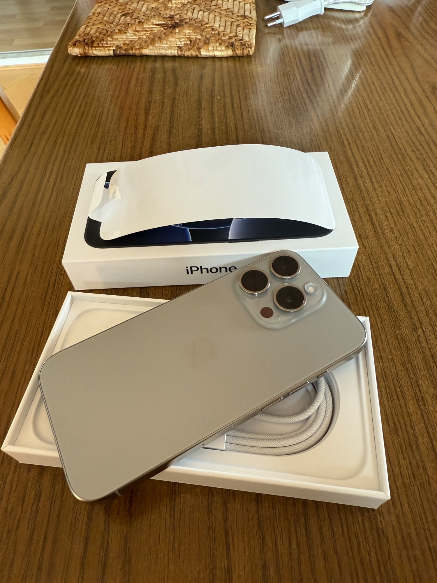 Image du produit Apple iPhone 15 Pro (256 Go, Titane naturel, 6.10", SIM + eSIM, 48 Mpx, 5G)