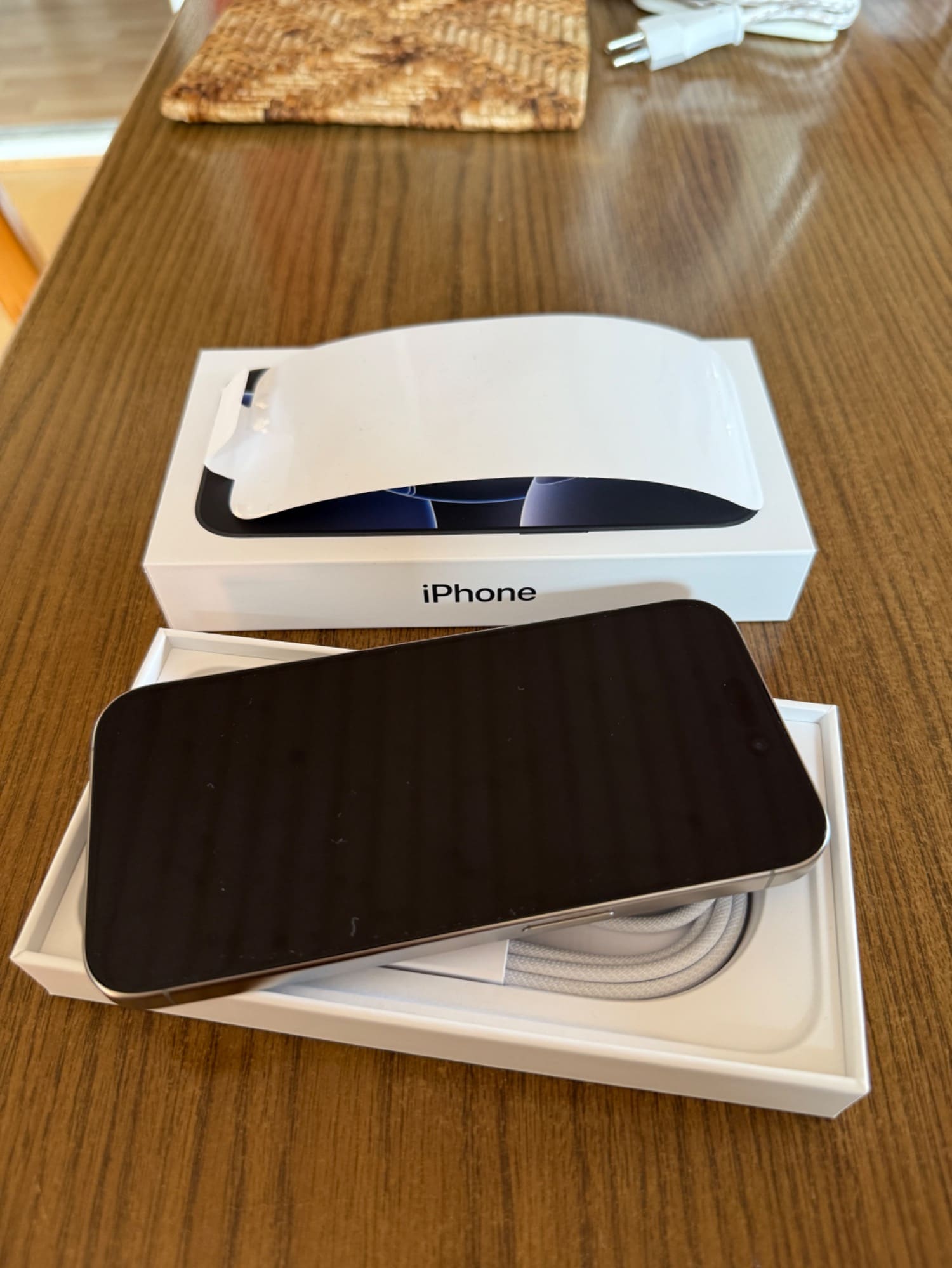 Image du produit Apple iPhone 15 Pro (256 Go, Titane naturel, 6.10", SIM + eSIM, 48 Mpx, 5G)