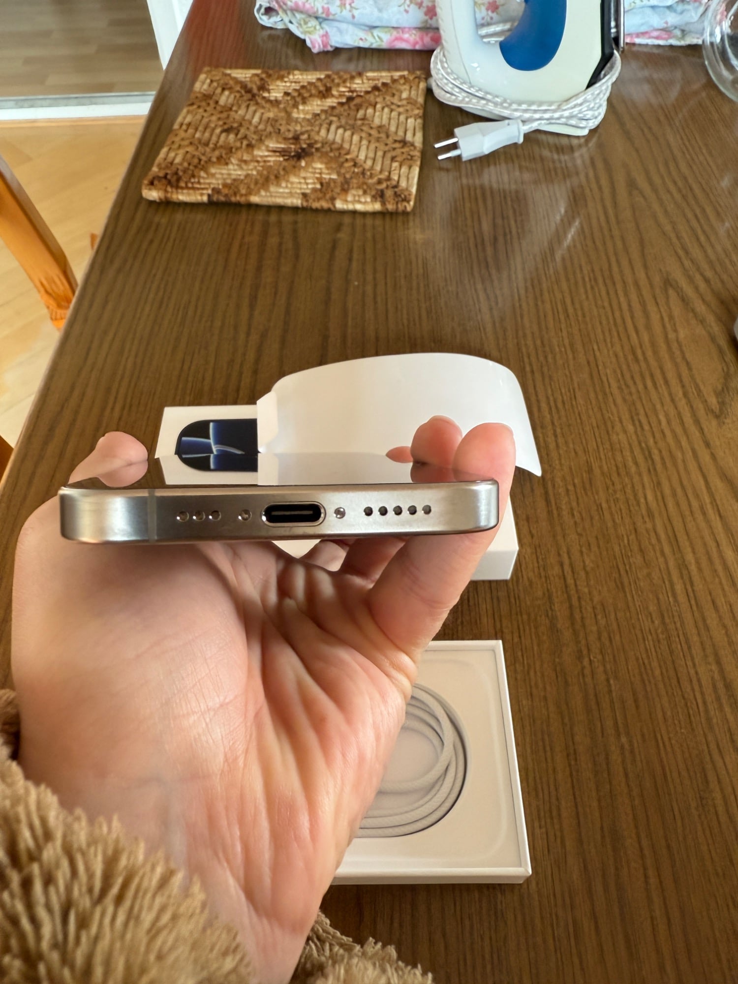 Image du produit Apple iPhone 15 Pro (256 Go, Titane naturel, 6.10", SIM + eSIM, 48 Mpx, 5G)