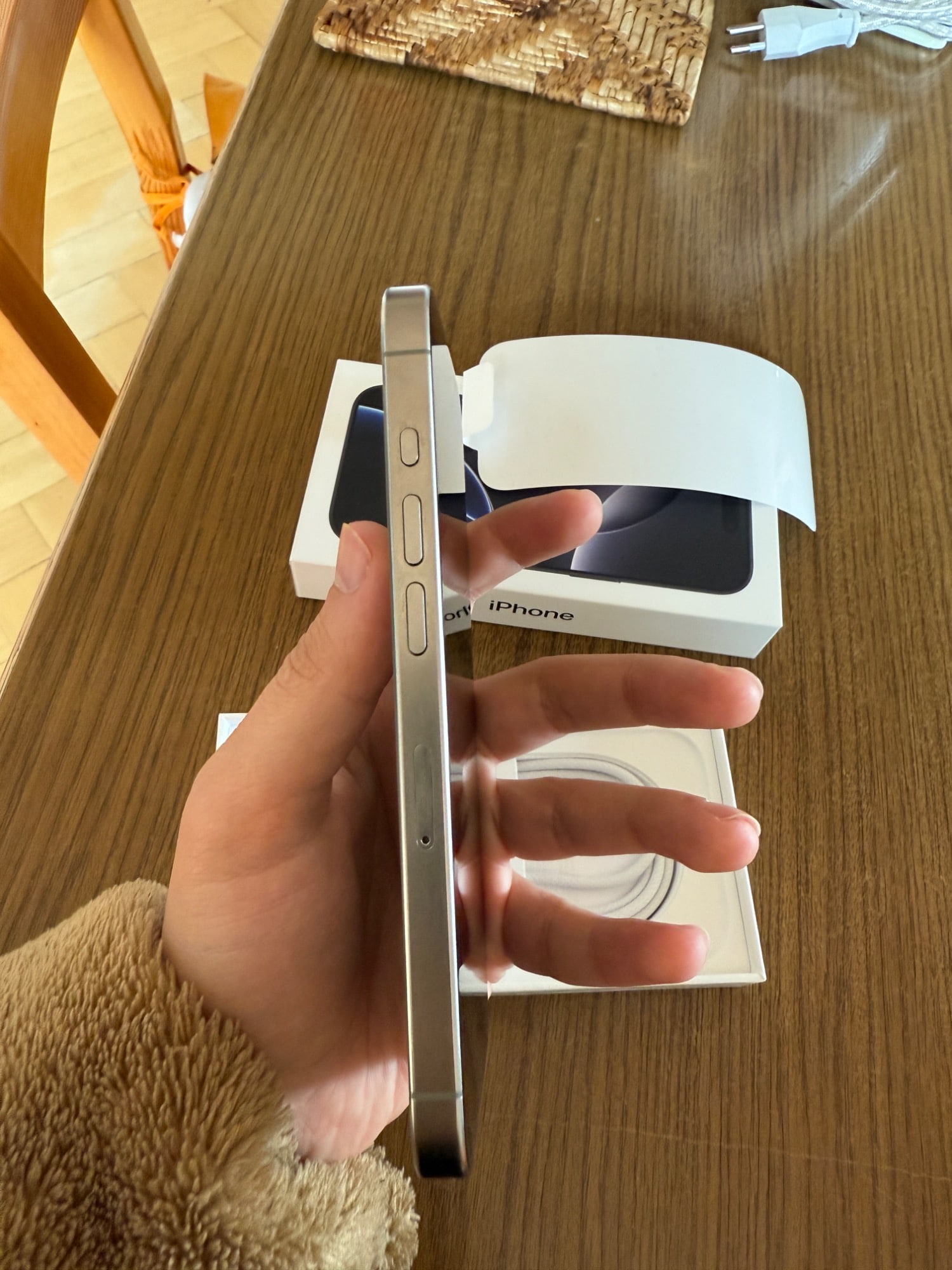 Image du produit Apple iPhone 15 Pro (256 Go, Titane naturel, 6.10", SIM + eSIM, 48 Mpx, 5G)