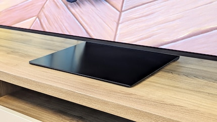 Zwischen TV-Unterkante und Standfuss bleiben etwa sieben Zentimeter Platz. Das sollte für die meisten Soundbars genügen.