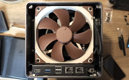 Der Lüfterwechsel geht fix und ich freue mich über den braunen Noctua-Rotor. Damit er gut läuft, muss ich jedoch noch ins BIOS, ...