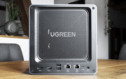 Der Staubfilter haftet magnetisch. Beim Ugreen-NAS wird die Luft von hinten nach vorne durchgepustet.