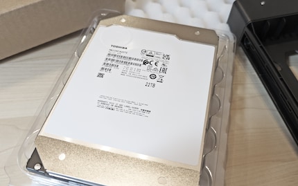 Die Toshiba MG10 mit 22 Terabyte kannst du bei Synology nicht verwenden. Bei Ugreen ist das hingegen kein Problem, weshalb ich vier ins Retail-NAS-Sample stecke.