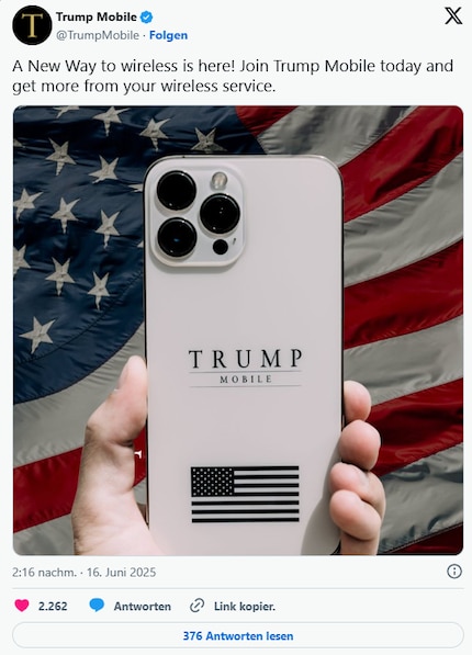 Für die Bewerbung des Tarifs vertraut Trump Mobile lieber auf ein bedrucktes Smartphone eines Herstellers aus Kalifornien anstelle des eigenen Geräts.