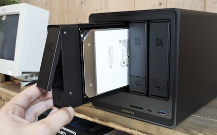 Diese HDD ist aufgrund hoher Kapazität und Geschwindigkeit mit mehr Klackern unterwegs. Doch ist der Unterschied nicht immens – ein NAS gehört so oder so nicht ins Wohn- oder Schlafzimmer.