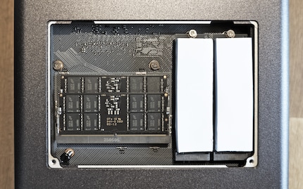 Kühlpads auf die SSDs und Deckel drauf.