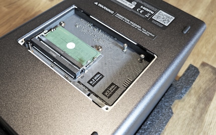 Hier kannst du mehr Arbeitsspeicher und zwei SSDs hinzufügen.