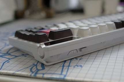 Der Dongle zur Wireless-Verbindung parkt bei Nichtgebrauch hinten rechts im Gehäuse.