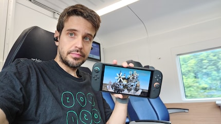 Unterwegs wünsche ich mir mehr Helligkeit – in diesem nicht allzu stark ausgeleuchteten Zug bin ich mit dem Display aber zufrieden.